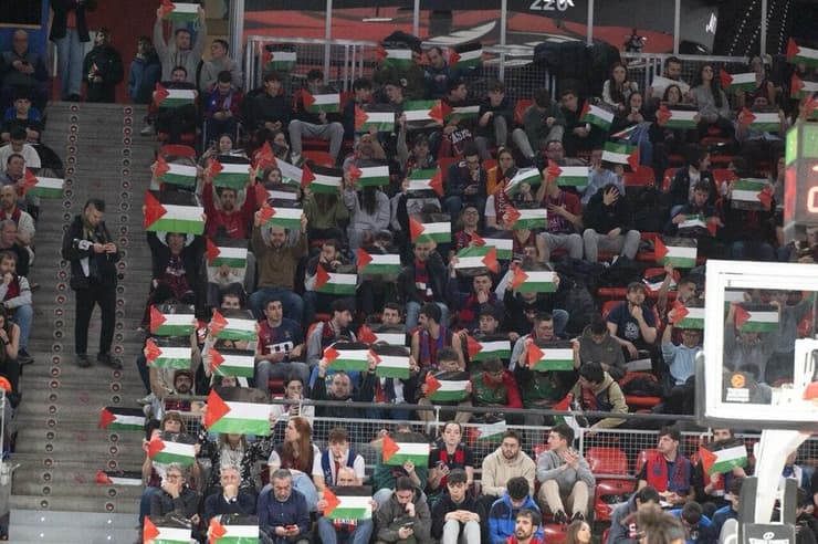 דגלי פלסטין באולם בוויטוריה, אתמול (צילום: אלעד גולדשטיין, מכבי ת''א) באסקוניה מכבי ת"א