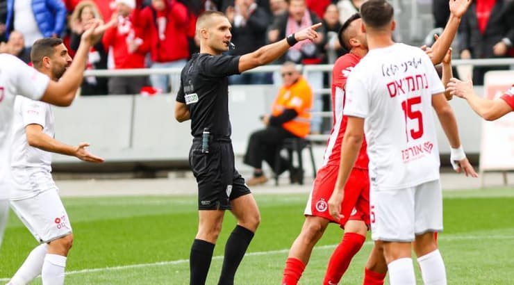 שופט המשחק ויטלי בונדרב שורק לפנדל