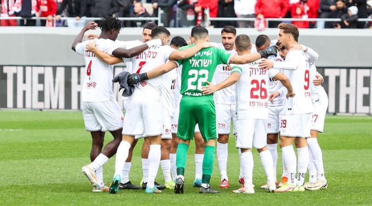 שחקני הפועל רמת גן לפני המשחק