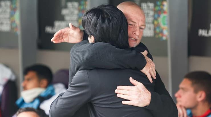 אליניב ברדה ואיציק ברוך מתחבקים