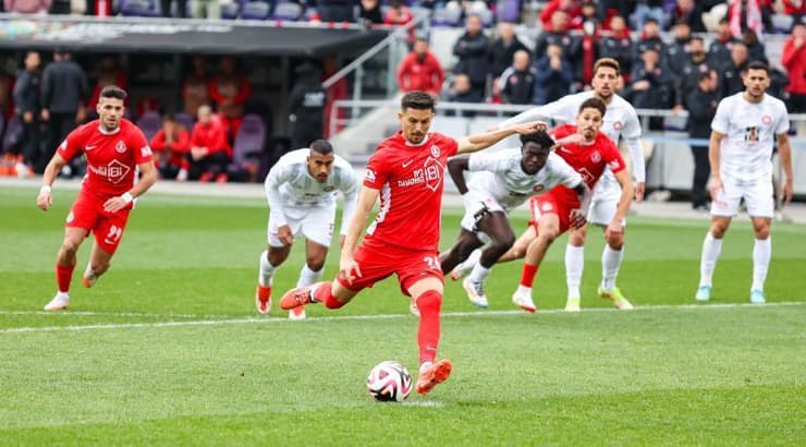 לירן רוטמן בועט את הפנדל