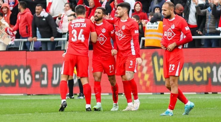 שחקני הפועל תל אביב חוגגים