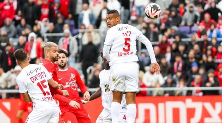 מתן לוי מסתכל על הכדור של מילאן מקאריץ'