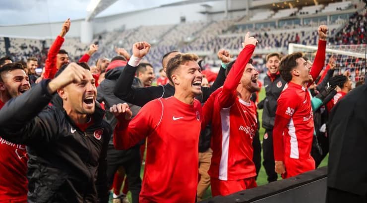 שחקני הפועל תל אביב מאושרים