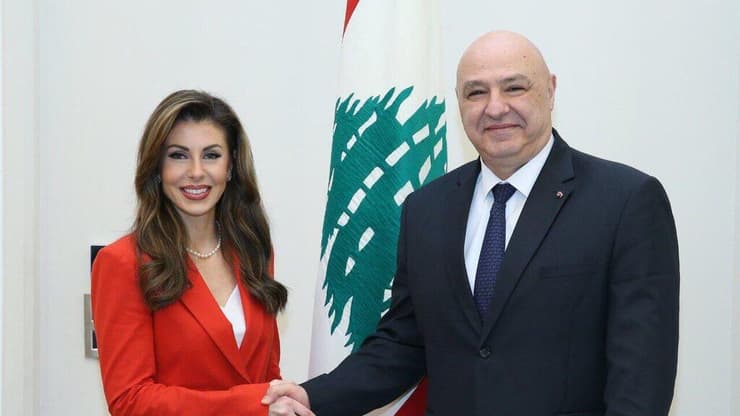 מורגן אורטגוס לצד נשיא לבנון ג'וזף עאון. בישראל נדהמו מהדחתה טבעת המגן דוד שענדה מורגן אורטגוס בזמן שלחצה את ידו של נשיא לבנון ג'וזף עאון