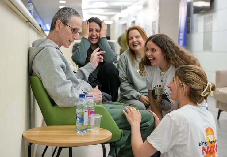 אוהד בן-עמי במפגש המרגש עם בנותיו: יולי, נטלי ואלה, עם אמו אסתר ועם אחיו קובי, מלווה באשתו רז, בבית החולים איכילוב