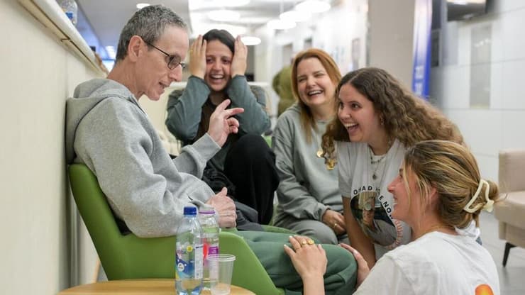 אוהד בן-עמי במפגש המרגש עם בנותיו: יולי, נטלי ואלה, עם אמו אסתר ועם אחיו קובי, מלווה באשתו רז, בבית החולים איכילוב