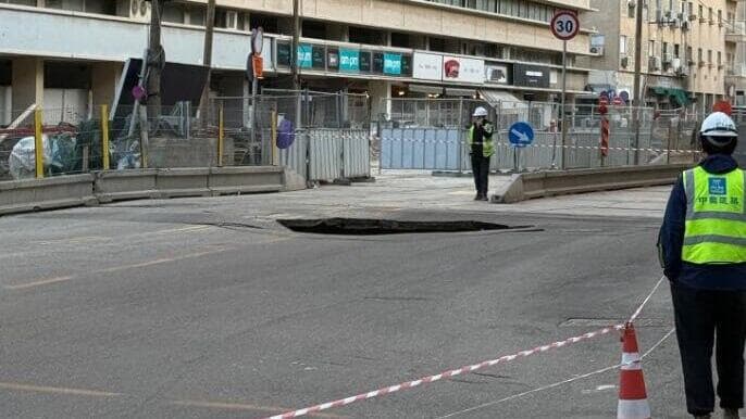 בולען בצומת אבן גבירול קפלן, בתל אביב