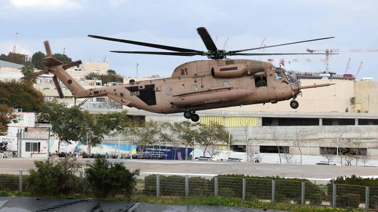 "ידענו להיערך לכך". מסוק נוחת בשיבא עם חטופים ששבו (צילום: Jack GUEZ / AFP) מסוק נוחת בשיבא
