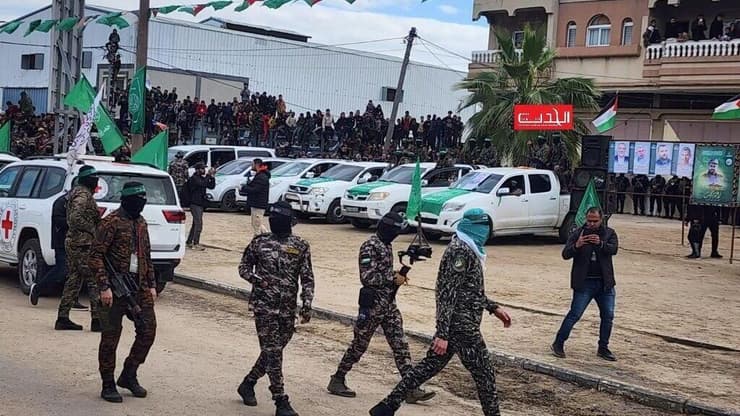 מפיק האירוע רעול הפנים עם הכפייה הירוקה הוא האחראי על הארגון והסדר