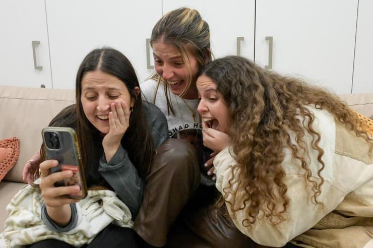  יולי, נטלי ואלה, בנותיו של אוהד בן-עמי, ואמו אסתר - בשיחת וידאו ראשונה עם אוהד