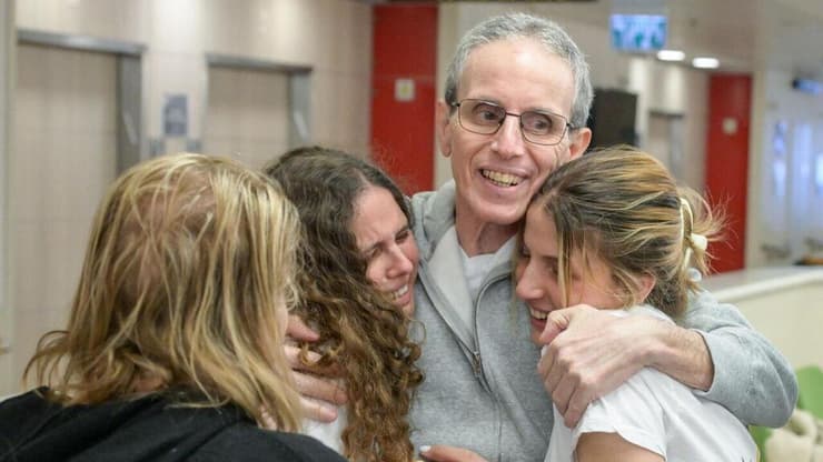 אוהד בן-עמי במפגש המרגש עם בנותיו: יולי, נטלי ואלה, עם אמו אסתר ועם אחיו קובי, מלווה באשתו רז, בבית החולים איכילוב
