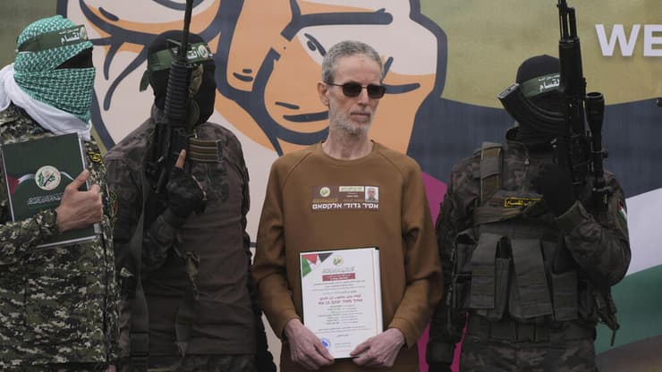 אוהד בן עמי (צילום: AP Photo/Abdel Kareem Han) שחרור חטופים - פעימה חמישית