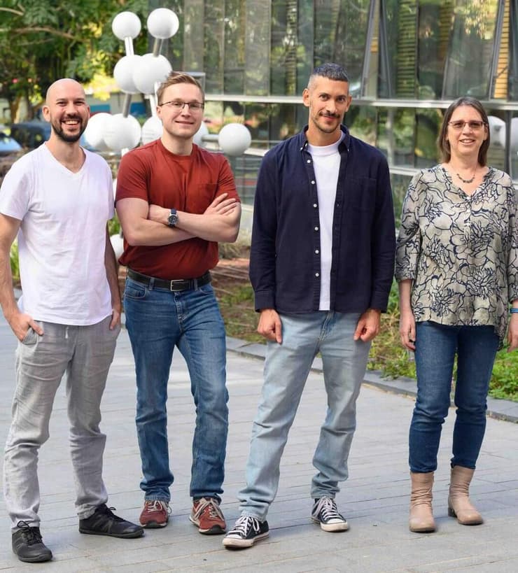 מימין: ד"ר הדס פלד-זהבי, ד"ר ניר פלומן, ד"ר איליה קלינין ואלון ברשפ