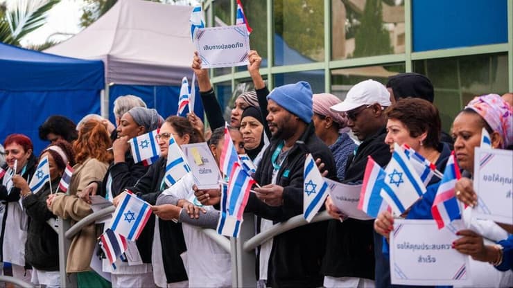 נפרדים מהשבים שחוזרים לתאילנד (צילום: שלו שלום) שחרור החטופים התאילנדים מבי"ח אסף הרופא