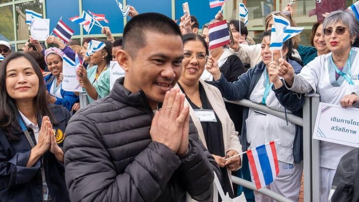 עם דגלי המדינות וקידות (צילום: שלו שלום) שחרור החטופים התאילנדים מבי"ח אסף הרופא