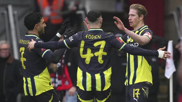 דה בריינה חוגג עם פיל פודן ועומאר מרמוש