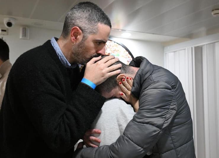 Ou Levy lors de la rencontre émouvante avec sa famille, à son arrivée à l'hôpital Sheba