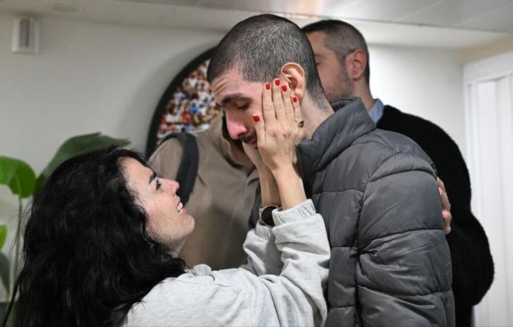 אור לוי במפגש המרגש עם בני משפחתו, עם הגעתו לבית החולים שיבא