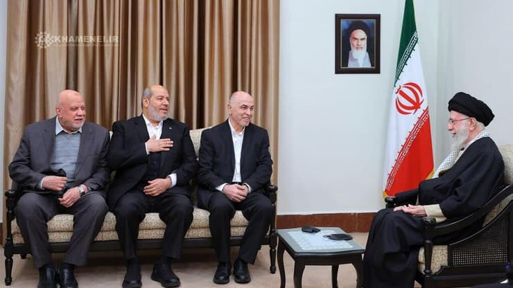 פסגת הרשע בטהרן: חמינאי עם בכירי חמאס עלי חמינאי, חליל אל-חיה , ניזאר עוודאללה, מוחמד דרוויש