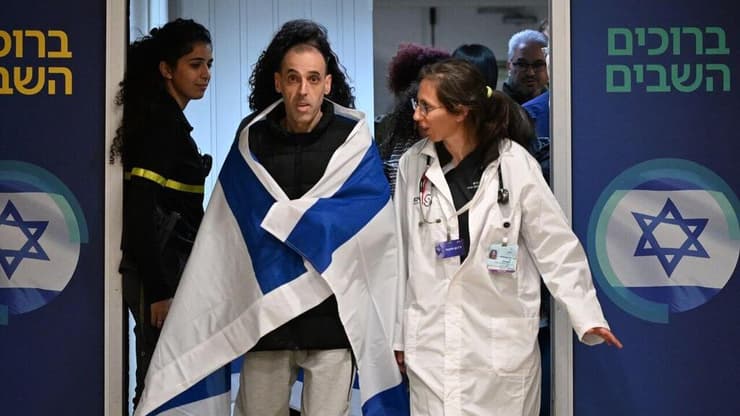 אליהו (אלי) שרעבי עטוף בדגל ישראל, עם הגעתו לבית החולים שיבא