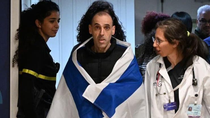 אליהו (אלי) שרעבי עטוף בדגל ישראל, עם הגעתו לבית החולים שיבא