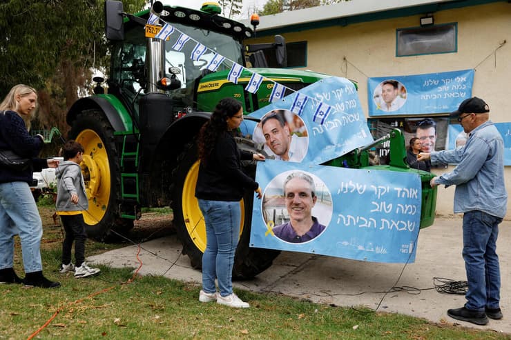 אנשי בארי בעת ההכנות לצפייה בשחרורם של אוהד ואלי מהשבי (צילום: AP Photo/Maya Alleruzzo) קיבוץ בארי
