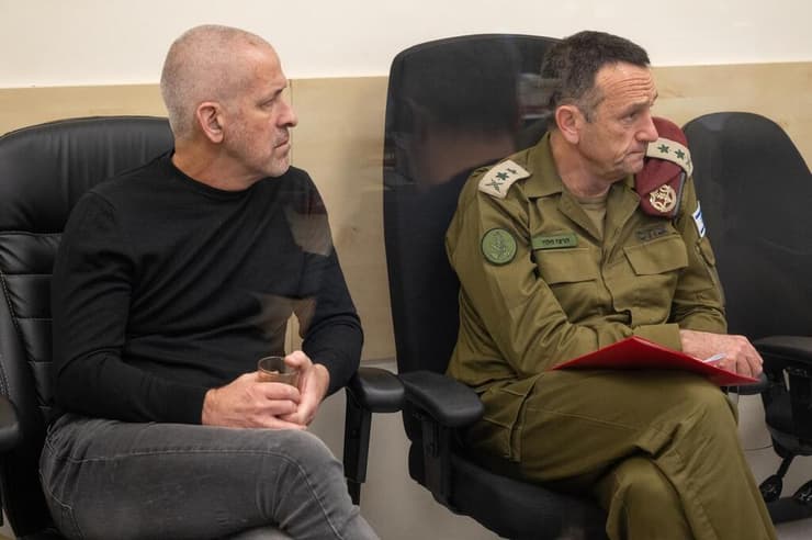 הלוי ובר (צילום: דובר צה״ל) הרמטכ״ל, רב-אלוף הרצי הלוי במהלך שובם של שלושת החטופים, אוהד בן-עמי, אור לוי ואליהו שרעבי