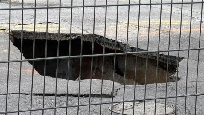 הבור בתל אביב (צילום: אריאל דמרי) בולען בצומת אבן גבירול קפלן, בתל אביב