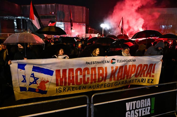 ההפגנות הפרו-פלסטיניות מחוץ לאולם (צילום: ANDER GILLENEA / AFP) ההפגנות הפרו-פלסטיניות מחוץ לאולם