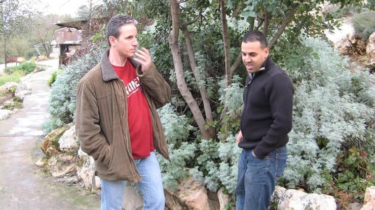 אוהד בן עמי ואלי שרעבי בקיבוץ לפני הטבח אוהד בן עמי ואלי שרעבי בימים בהם עבדו יחד בהנהלת חשבונות בבארי