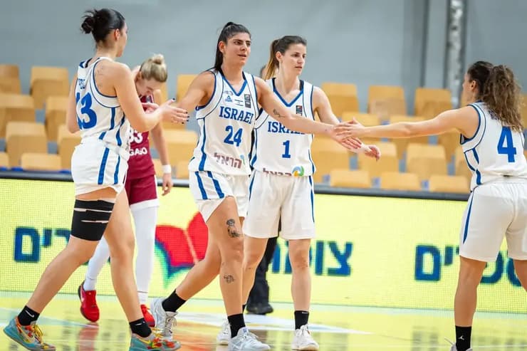 אירלנד תופיע? שחקניות נבחרת ישראל (צילום: FIBA.COM) רבר וחברותיה