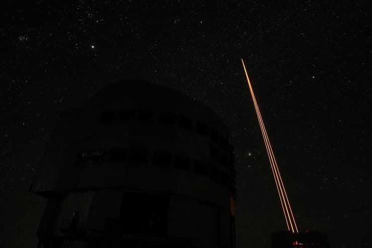 קרני לייזר יוצאות מכיפת טלסקופ VTL (צילום: REUTERS/Rodrigo Gutierrez) קרני לייזר יוצאות מכיפת טלסקופ VTL