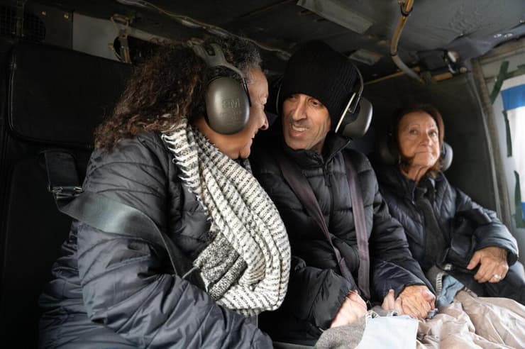 תיעודים מרגשים של אליהו שרעבי עם בני משפחתו במסוק בדרכם לבית החולים