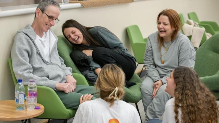 אוהד בן-עמי במפגש המרגש עם בנותיו: יולי, נטלי ואלה, עם אמו אסתר ועם אחיו קובי, מלווה באשתו רז, בבית החולים איכילוב