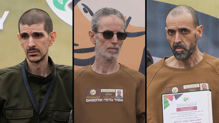 מימין: אלי שרעבי, אוהד בן עמי ואור לוי. הסתכלתי עליהם ולא יכולתי שלא לחשוב על ניצולי השואה (צילום: AP Photo/Abdel Kareem Hana) שחרור חטופים - פעימה חמישית