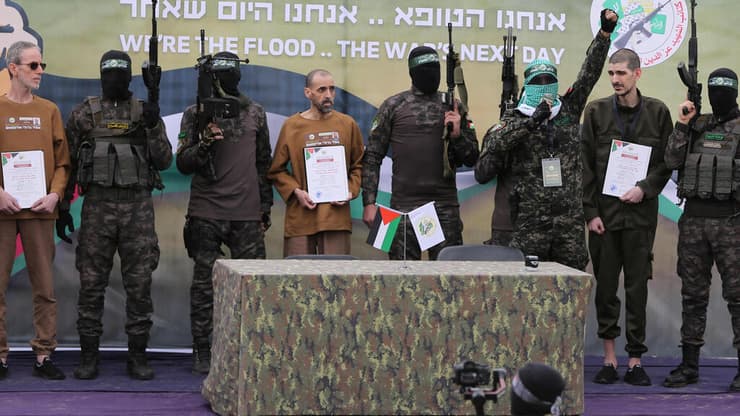 החטופים משוחררים על במת ״הטקס״ (צילום: REUTERS/Hatem Khaled) שחרור חטופים - פעימה חמישית