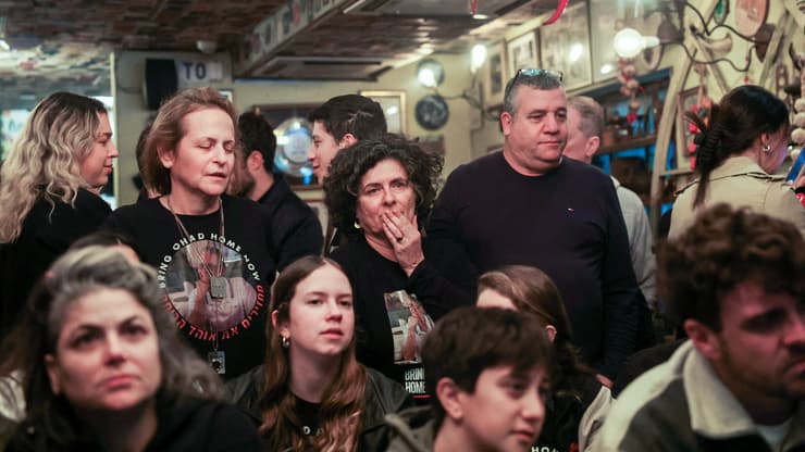 משפחתו של אוהד בן עמי מתכוננת לצפייה בשחרורו (צילום: AP Photo/Maya Alleruzzo) משפחתו של אוהד בן עמי מתכוננת לצפייה בשחרורו