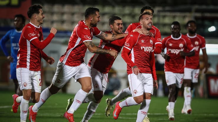 שחקני הפועל באר-שבע חוגגים עם יורי מדיירוש (צילום: עוז מועלם) שחקני הפועל באר-שבע חוגגים עם יורי מדיירוש