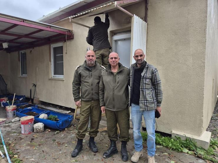 מימין לשמאל: אברהם, דוסטקם ובטיטו. "בהתחלה היו חשדניים כלפינו, אבל היום אנחנו מרגישים חלק מהקהילה" מימין לשמאל: אברהם, דוסטקם ובטיטו. "בהתחלה היו חשדניים כלפינו, אבל היום אנחנו מרגישים חלק מהקהילה"