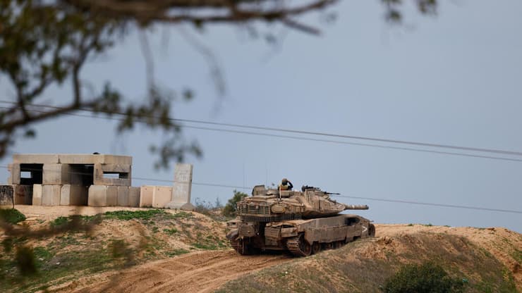 נערכים גם למתקפה של חמאס. כוח צה"ל בגבול עזה (צילום:REUTERS/Amir Cohen) כוחות צה"ל בגבול ישראל עם עזה