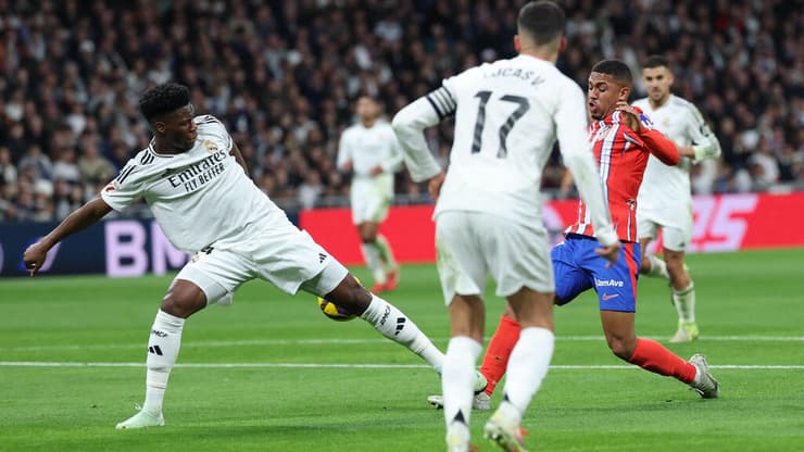 היה או לא היה פנדל? טשואמני דורך על לינו (צילום: Thomas COEX / AFP) היה או לא היה פנדל? טשואמני דורך על לינו