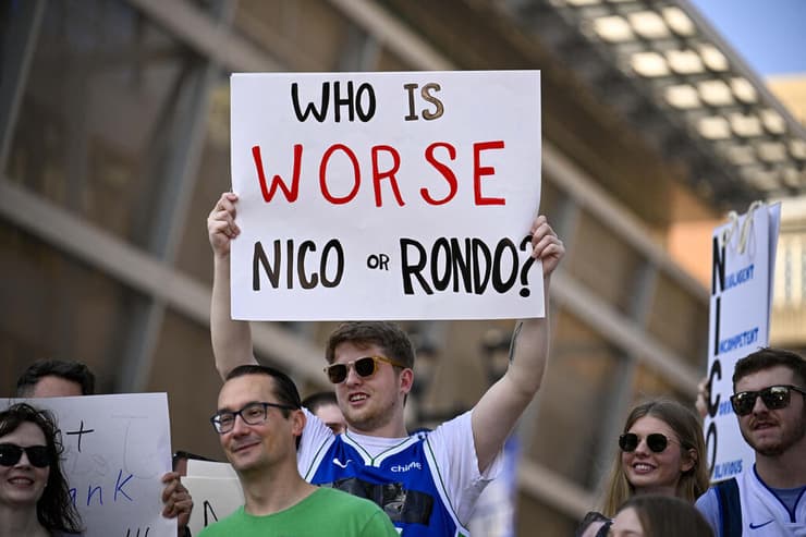 אוהדי דאלאס מוחים נגד האריסון