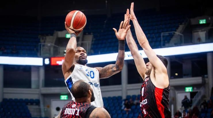 כריס סילבה מתרומם לסל