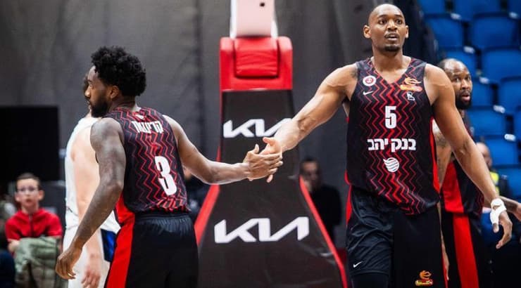 אוסטין ויילי וקאדין קרינגטון