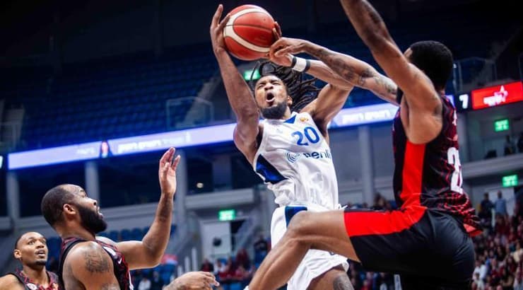 אסבייר סניד מנסה לקלוע