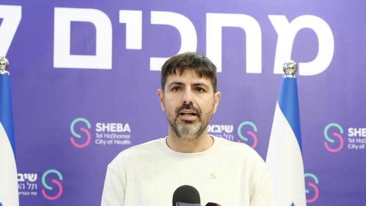 מיכאל לוי, אחיו של אור, בהצהרה בשיבא. "כל רגע ושנייה שם קריטיים" (צילום: דנה קופל) הצהרה שרון שרעבי ומיכאל לוי, אחיהם של שורדי השבי אלי שרעבי ואור לוי, במרכז הרפואי שיבא