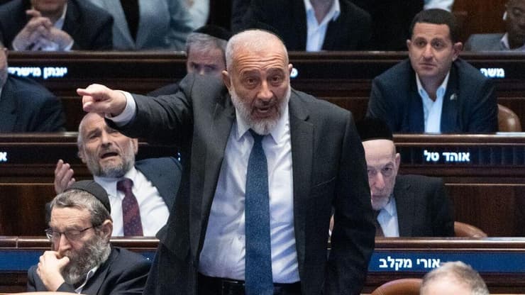 אריה דרעי במליאת הכנסת בזמן נאום נתניהו