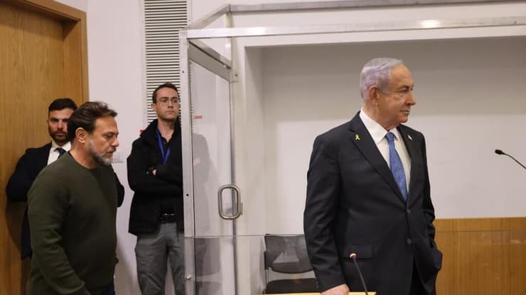 עופר גולן לצד רה"מ נתניהו בבית המשפט (צילום: תומר אפלבאום, "הארץ") ראש הממשלה בנימין נתניהו נכנס לעדותו בבית המשפט המחוזי בתל אביב