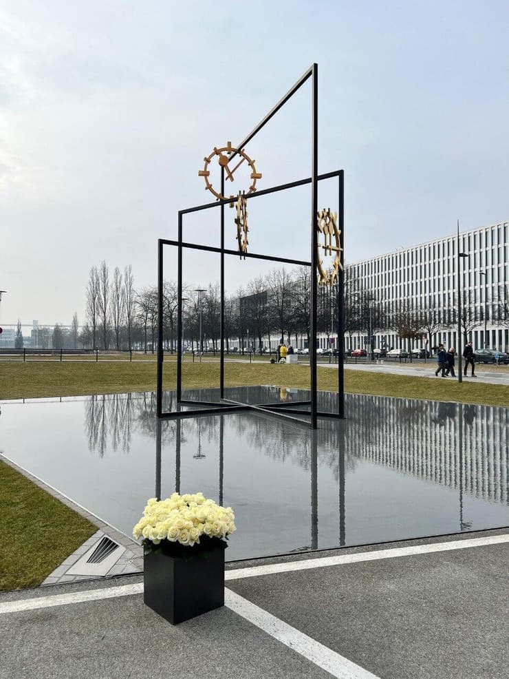 האנדרטה בשדה התעופה במינכן. 55 שנים למתקפת הטרור בנמל התעופה